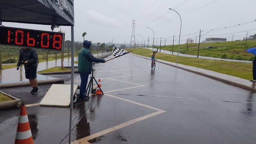 Corrida do Ciclismo Velho Oeste ocorre mesmo debaixo de chuva