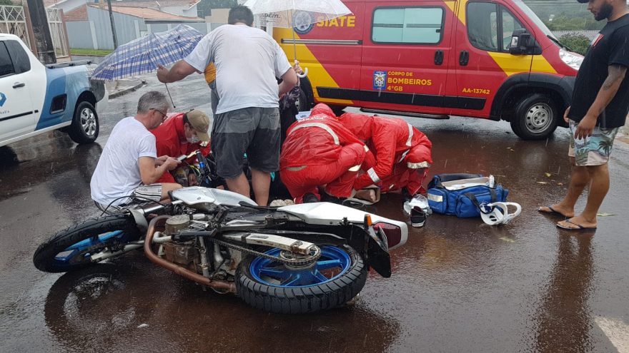 Motociclista quebra a perna em acidente de trânsito no Bairro Coqueiral