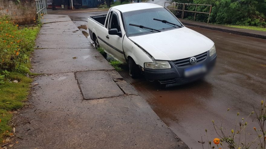 Saveiro fica destruída após acidente de trânsito no Bairro Parque São Paulo