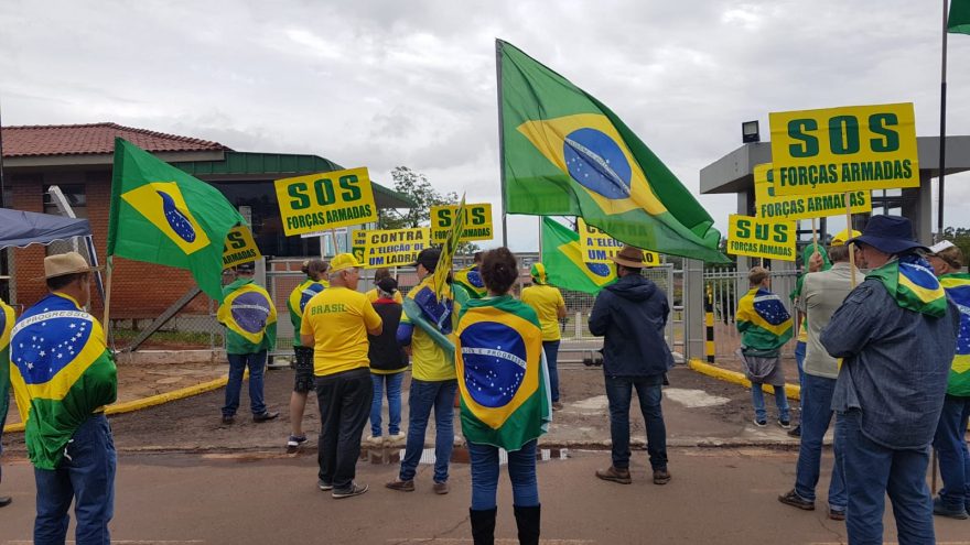 Manifestações seguem firme em frente ao Exército