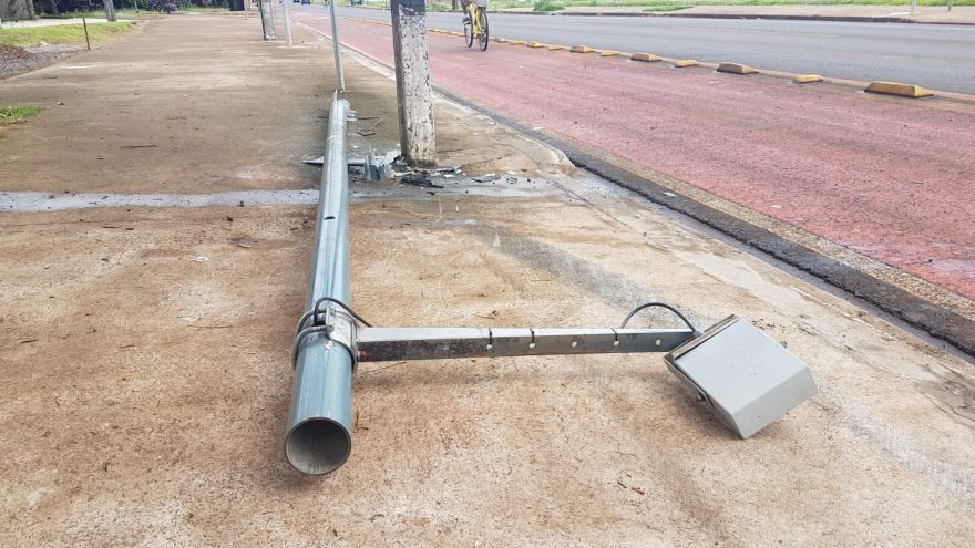 Veículo derruba radar instalado na Avenida Tito Muffato