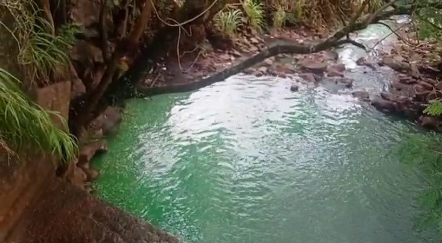 Moradora relata que água do rio está verde no Bairro Nova Cidade