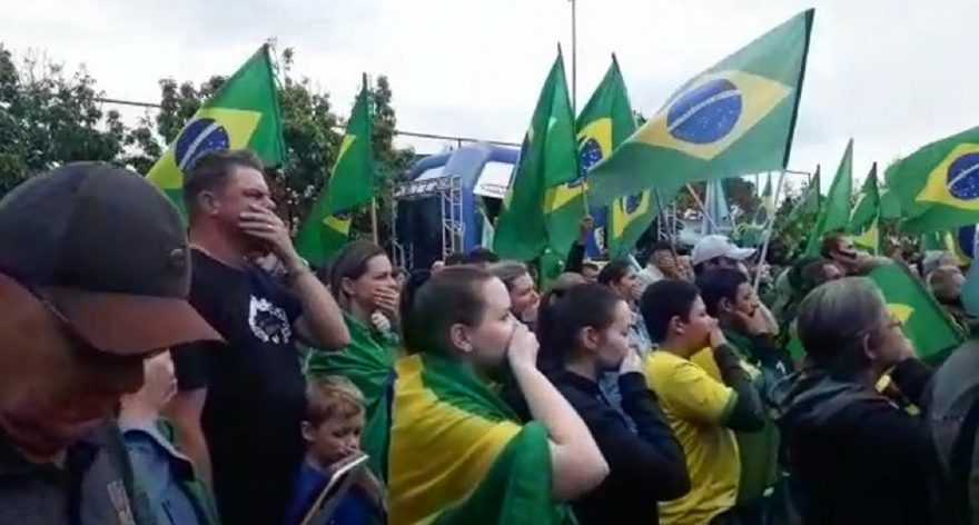 Não à censura! Manifestantes cobrem a boca durante Hino