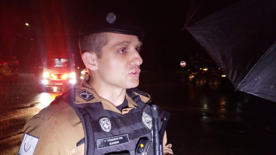 Homem foi baleado após fazer menção de que iria pegar arma na cintura