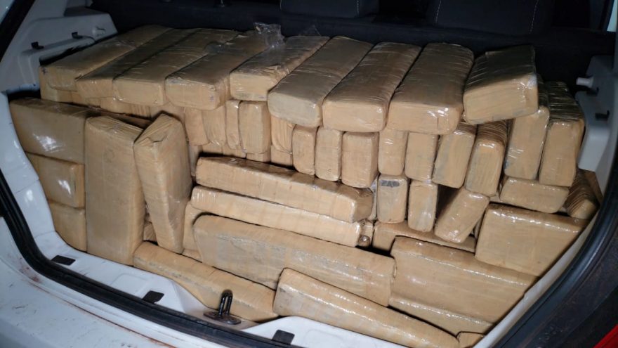 PRF apreende 400kg de maconha e duas pistolas em abordagem na BR-277