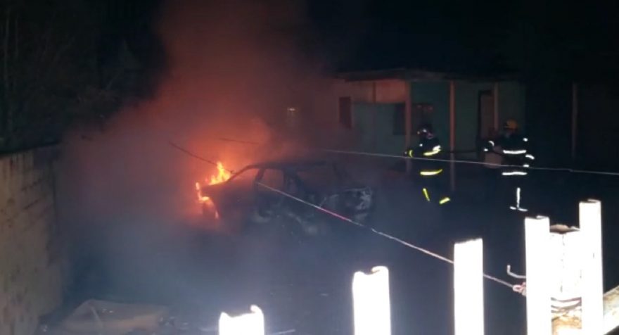 Corsa fica completamente danificado em incêndio no Bairro Morumbi