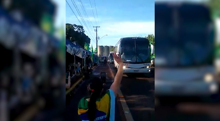 Manifestantes fazem caravana com 14 veículos para Brasília