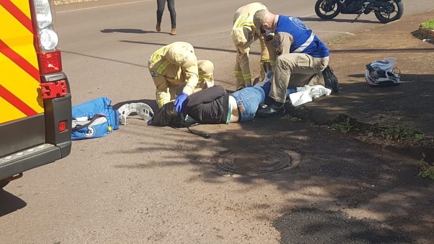 Mulher quebra a perna ao se envolver em acidente de trânsito no Bairro Neva