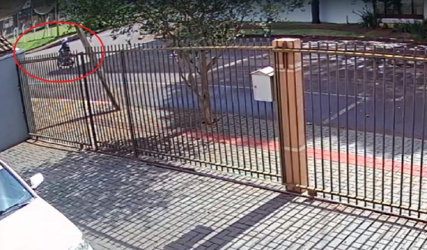 Câmera registra acidente que deixou mulher ferida no Bairro Neva