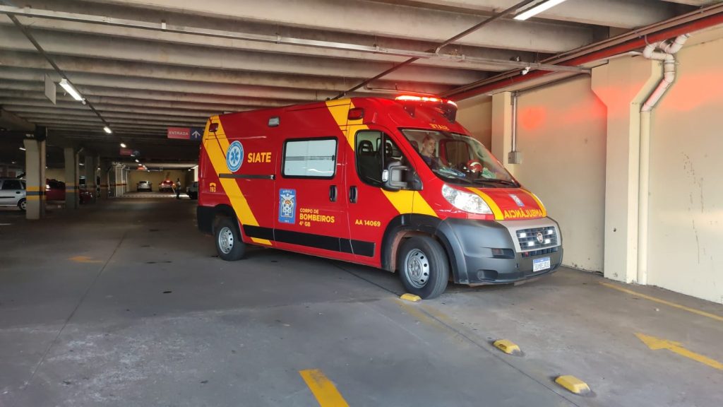 Homem cai de motocicleta em estabelecimento e fica ferido