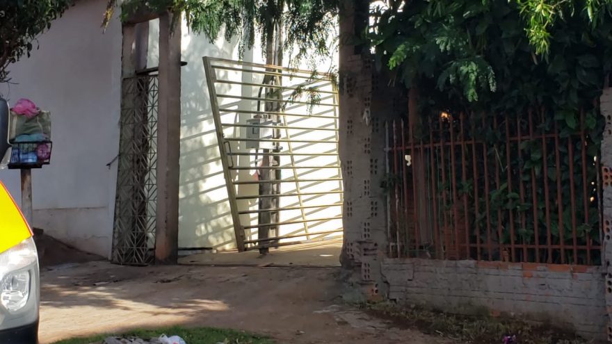 Crianças ficam feridas ao serem atingidas por portão