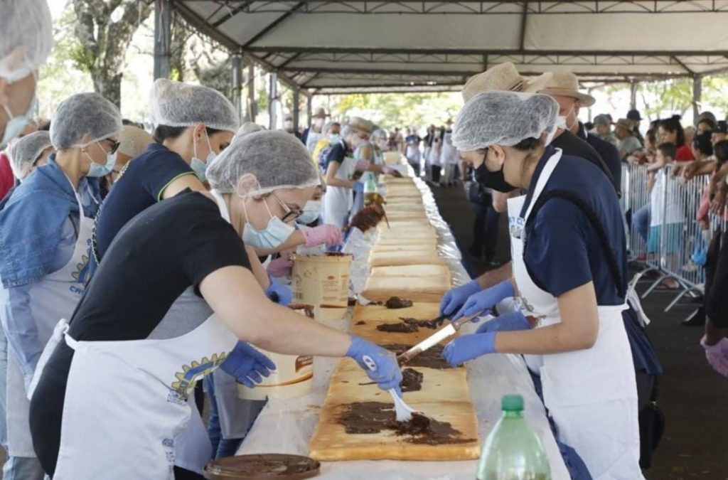Aniversário de Cascavel: Bolo de 600kg é servido