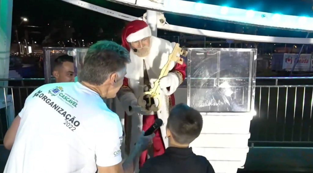 Emocionante: Chegada do Papai Noel marca início do período natalino em Cascavel