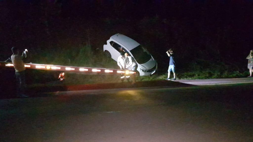 Carro sai da pista e para fora da rodovia na PRc-467