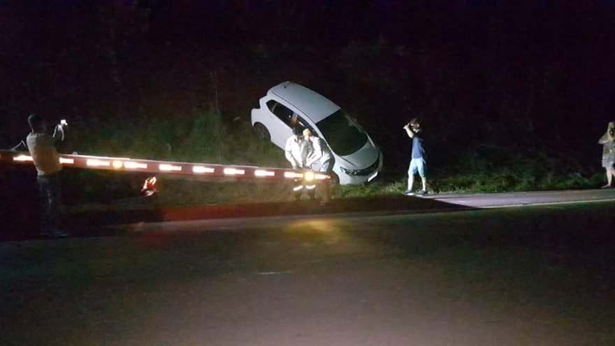 Carro sai da pista e para fora da rodovia na PRc-467