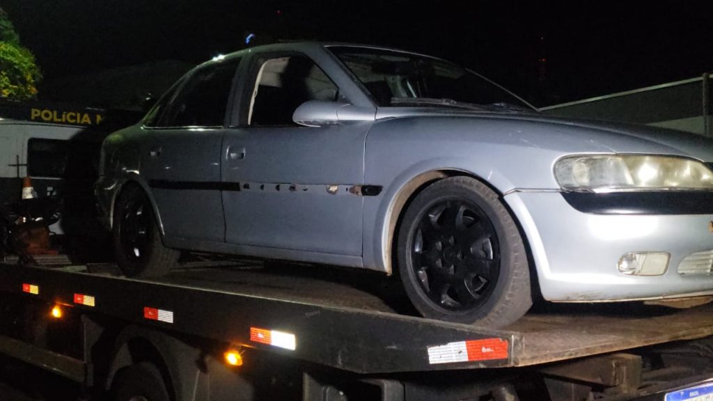 Após desacordo, carro é levado para a Delegacia