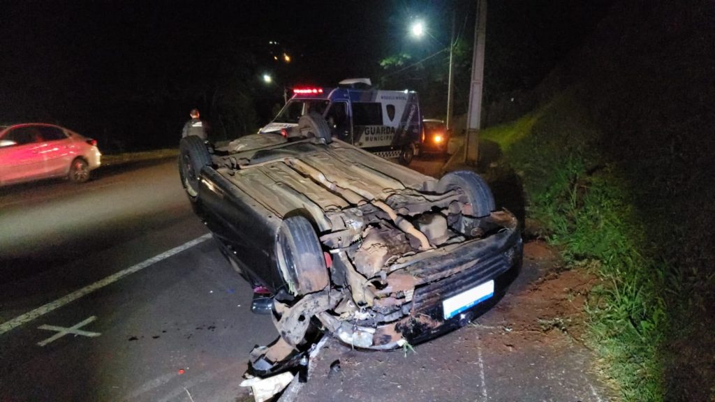 Casal fica ferido após capotamento no Centro