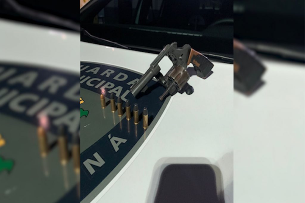 Revólver com numeração raspada é tirado das ruas e homem detido em Cascavel
