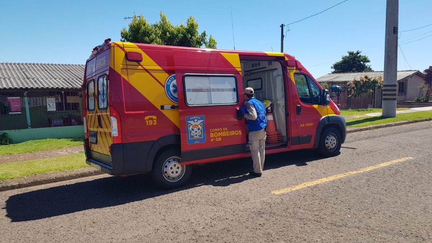 Homem tem o polegar quase amputado após acidente com serra mármore