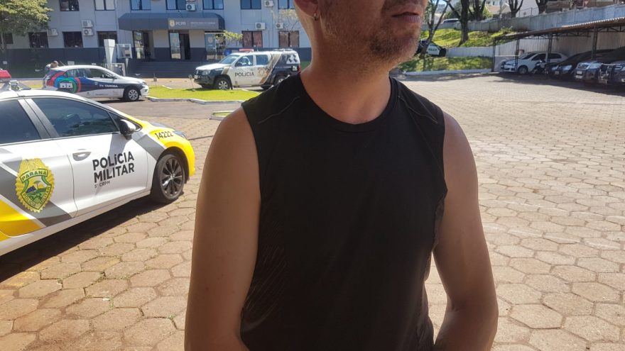 Assaltantes teriam apontado uma arma e exigido dinheiro da vítima
