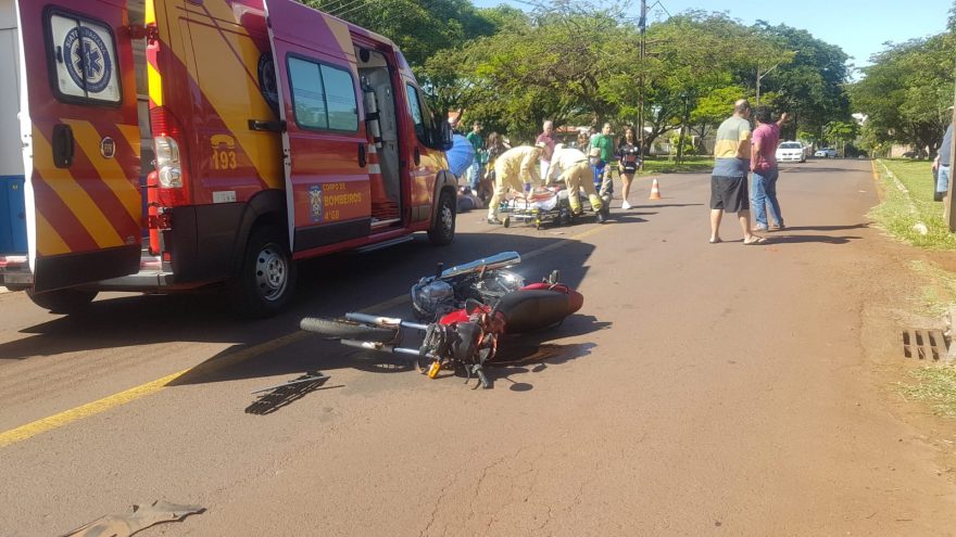 Batida entre carro e motocicleta no Bairro Parque Verde deixa duas pessoas feridas