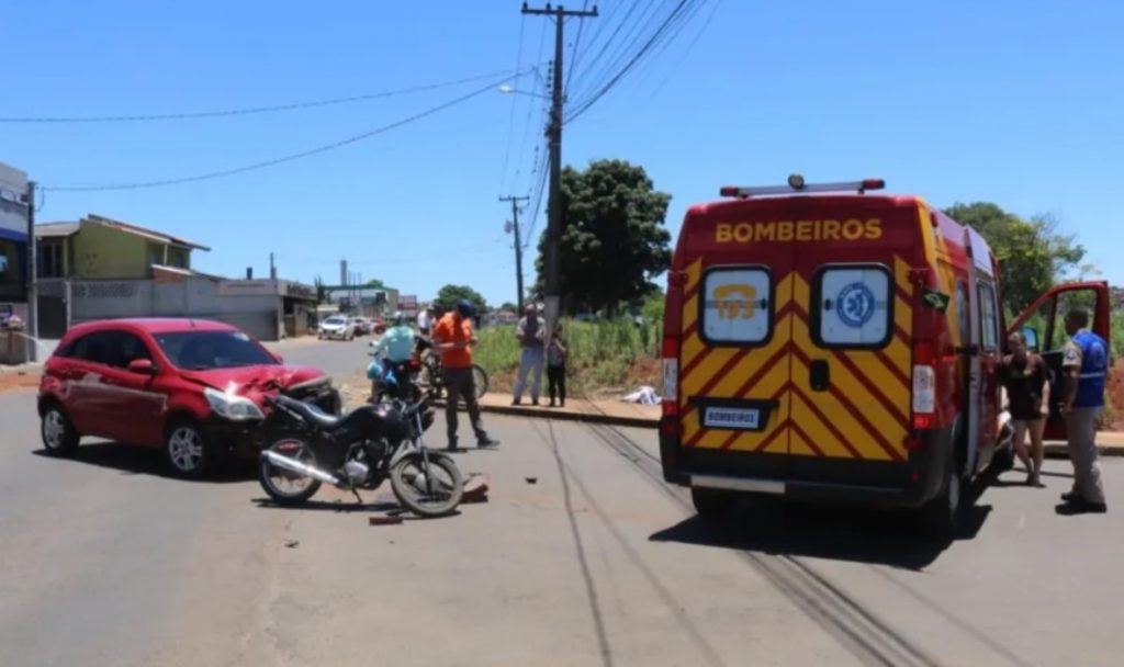 Colisão entre moto e carro deixa jovem ferido em Ponta Grossa