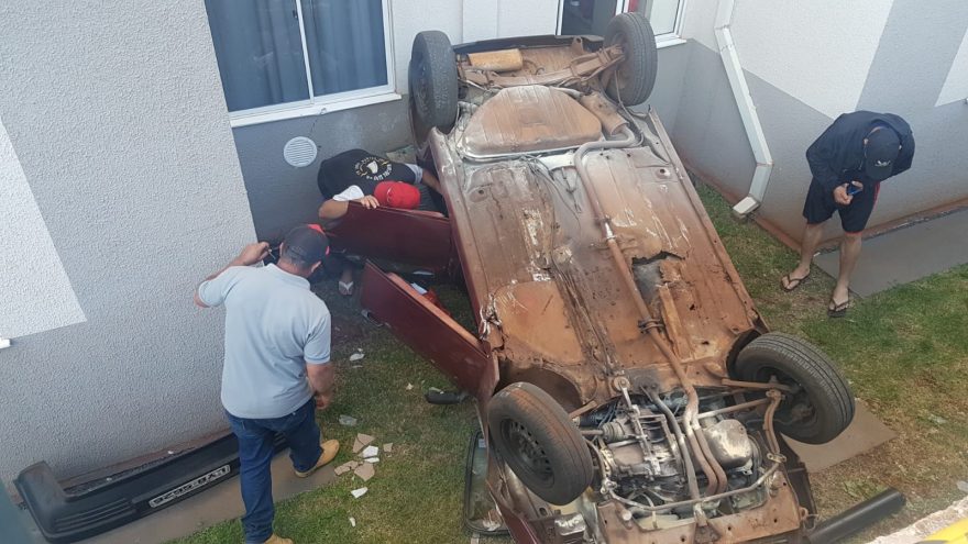 Fiat Uno com três ocupantes capota e cai dentro de condomínio no Conjunto Riviera