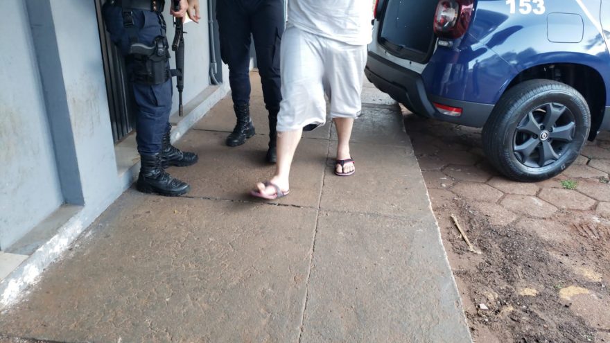 Jovem com mandado de prisão em aberto por roubo agravado é detido pela GM no Jardim Colmeia