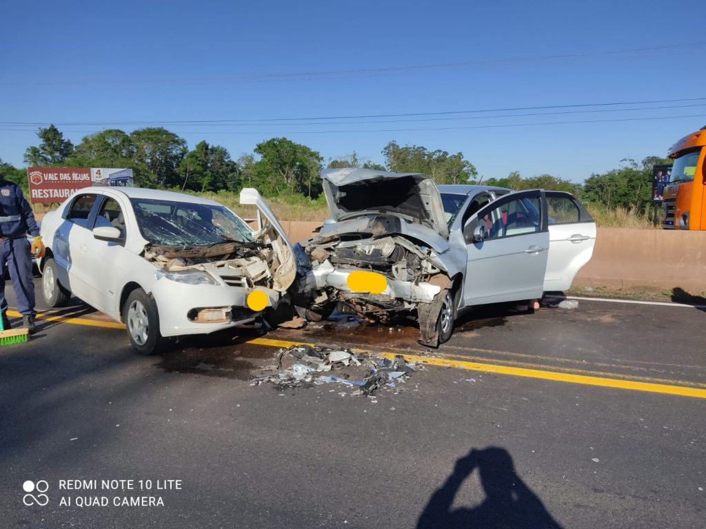 Veículos se envolvem em forte colisão na BR-163 em Capitão Leônidas Marques