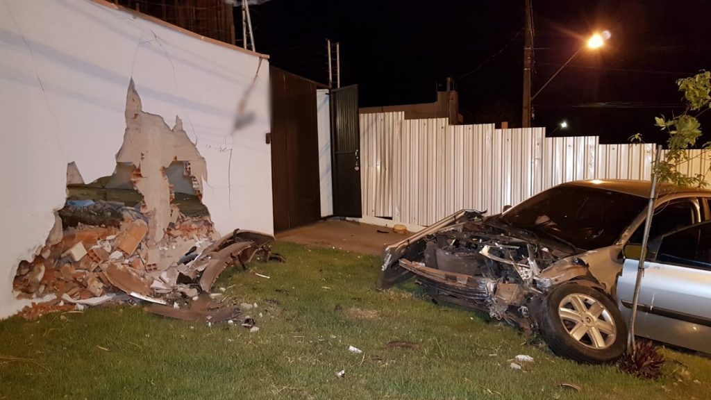 Megane fica destruído ao colidir em muro de residência no Recanto Tropical
