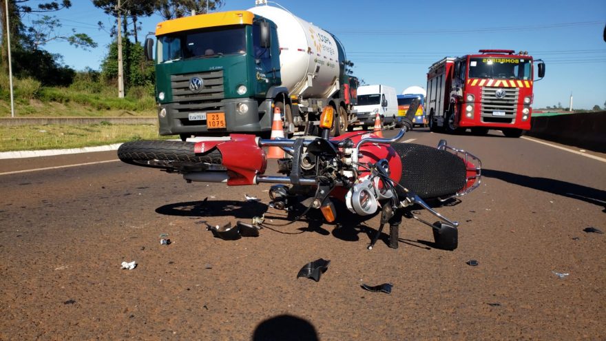 Motociclista tem lesão grave após colisão com carro na BR-277; Trânsito apresenta lentidão