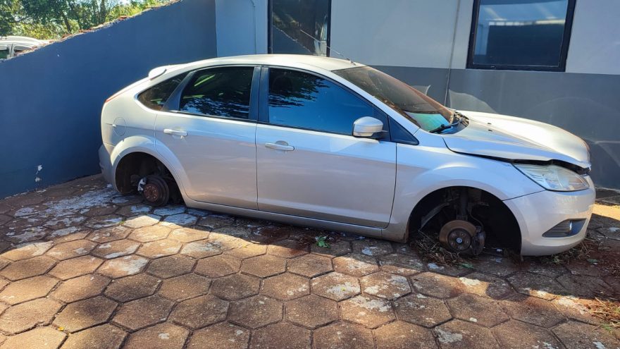 Focus furtado no Brasmadeira é encontrado depenado