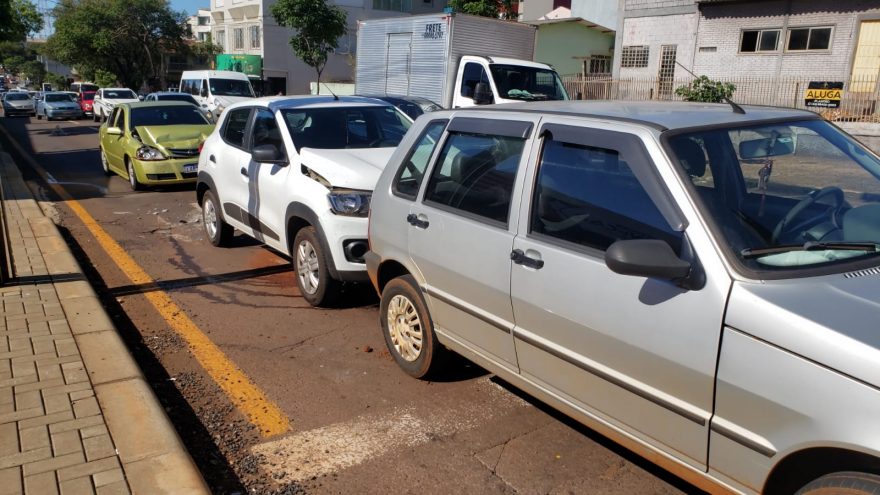 Três carros se envolvem em engavetamento no Centro