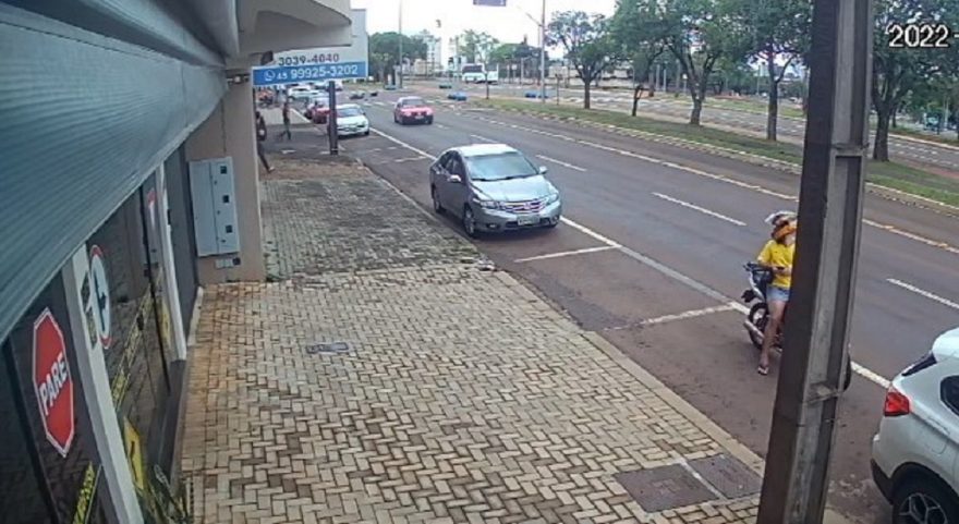 Veja o momento da colisão que deixou motociclistas feridas no São Cristóvão