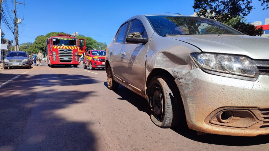 Colisão envolve três veículos na Avenida Brasil, em Cascavel