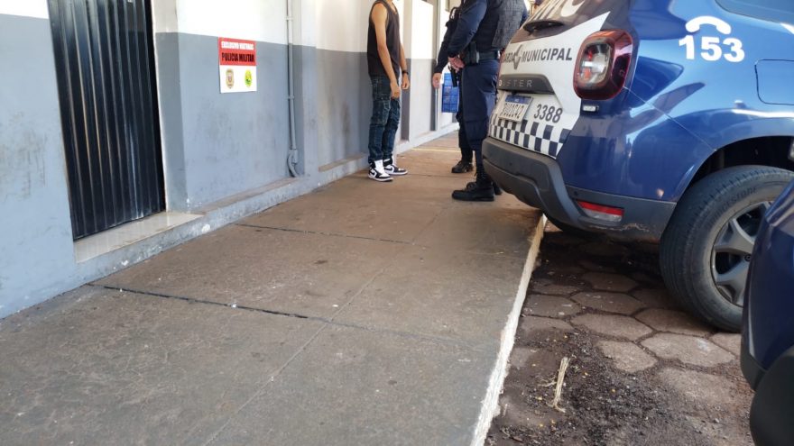 Adolescente ameaça a mãe por querer um celular novo