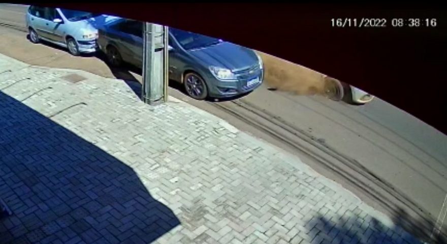 Vídeo mostra carros estacionados sendo atingidos na Avenida Brasil