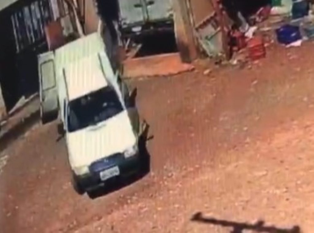 Fiorino é furtada em mercado de Cascavel; veja imagens