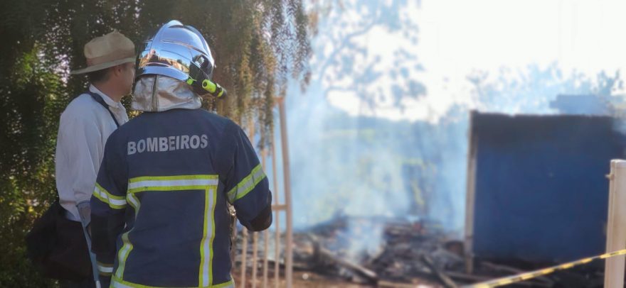 Casa fica totalmente destruída após incêndio