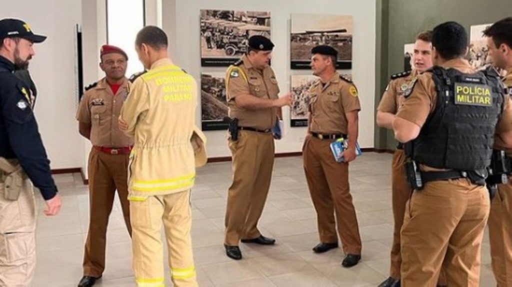 Policiais fazem homenagem a integrantes que morreram na revolução de 1924