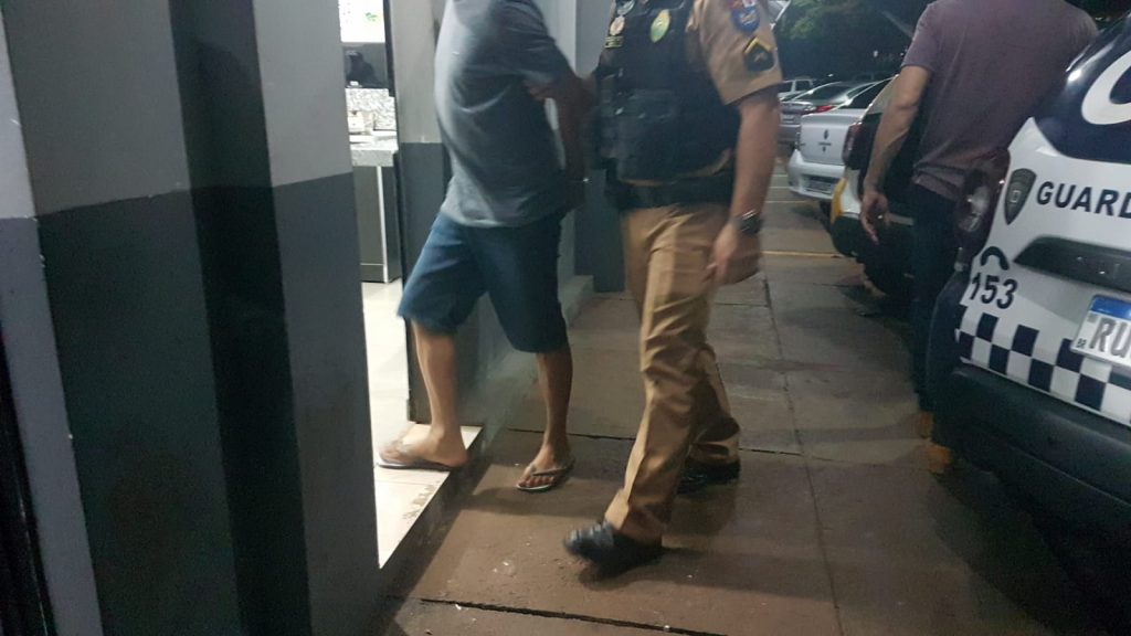 Golf, HB20 e 100g de cocaína são apreendidos e casal é detido em ação contra o tráfico de drogas em Cascavel