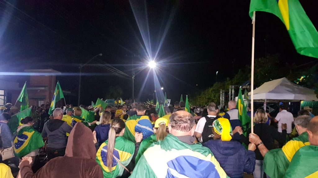 Manifestantes cascavelenses oram pelo Brasil