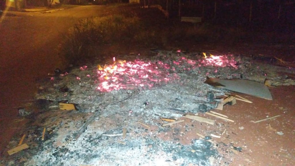 Corpo de Bombeiros é acionado para combater incêndio em entulhos no Pacaembu