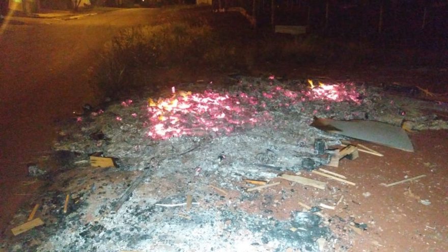 Corpo de Bombeiros é acionado para combater incêndio em entulhos no Pacaembu