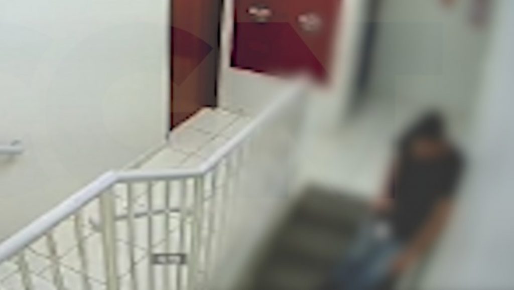 Jovem passa mal e cai de escada no trabalho; veja vídeo
