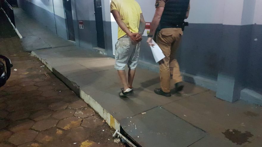 Homem é detido pela PM após fugir e capotar o carro no interior de Cobélia
