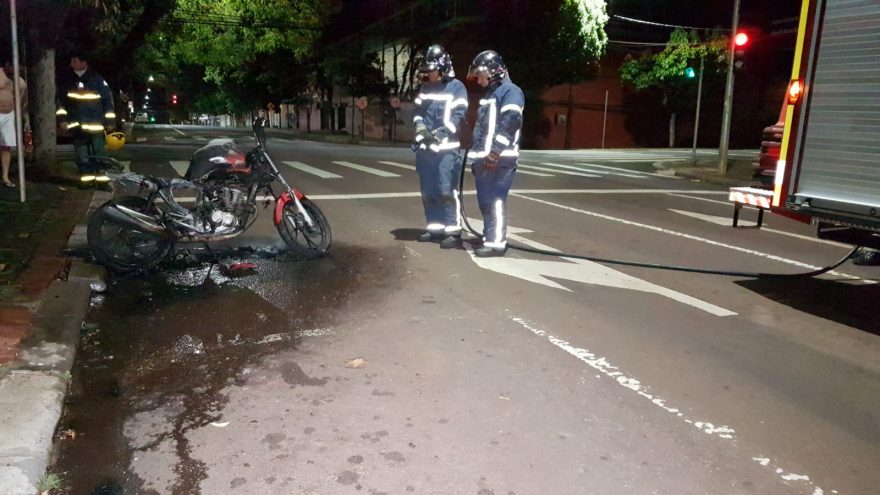 Motocicleta é consumida pelo fogo no centro de Cascavel