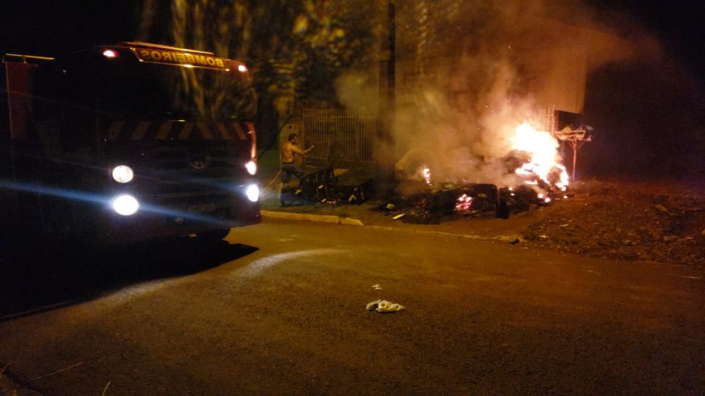 Entulhos pegam fogo em frente à residência e Corpo de Bombeiros é acionado no bairro Santa Felicidade