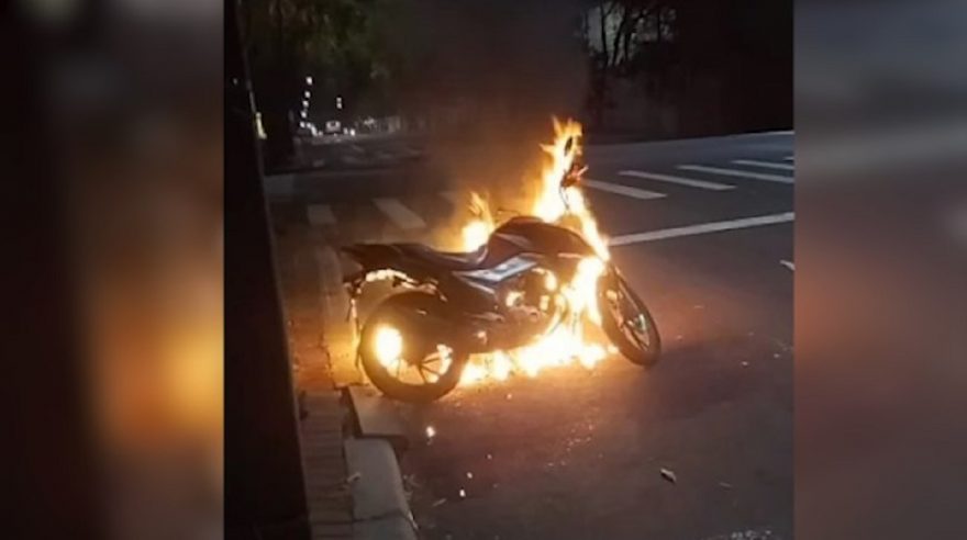 Internautas registram incêndio em Honda CG no centro de Cascavel