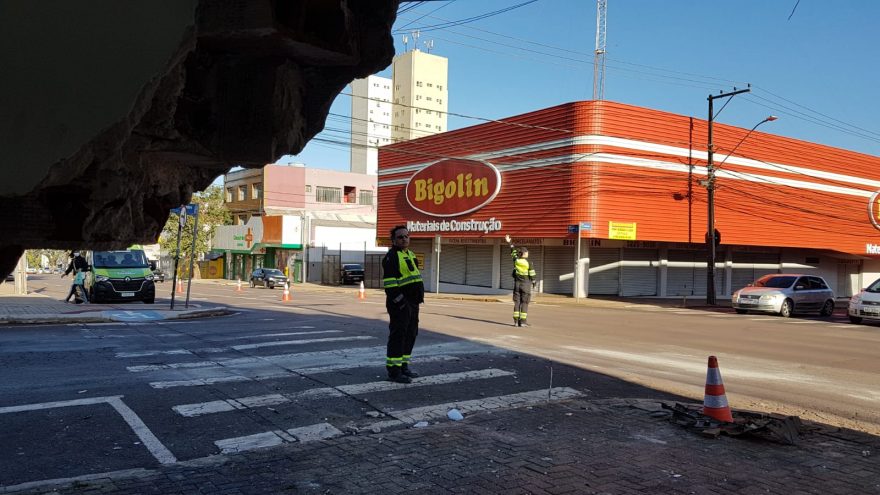 Cruzamento no Centro amanhece sem semáforo devido a batida com viatura da GM